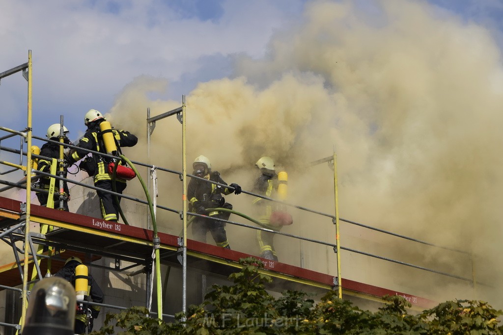 Dachstuhlbrand Koeln Poll Geislarerstr P114.JPG - Miklos Laubert